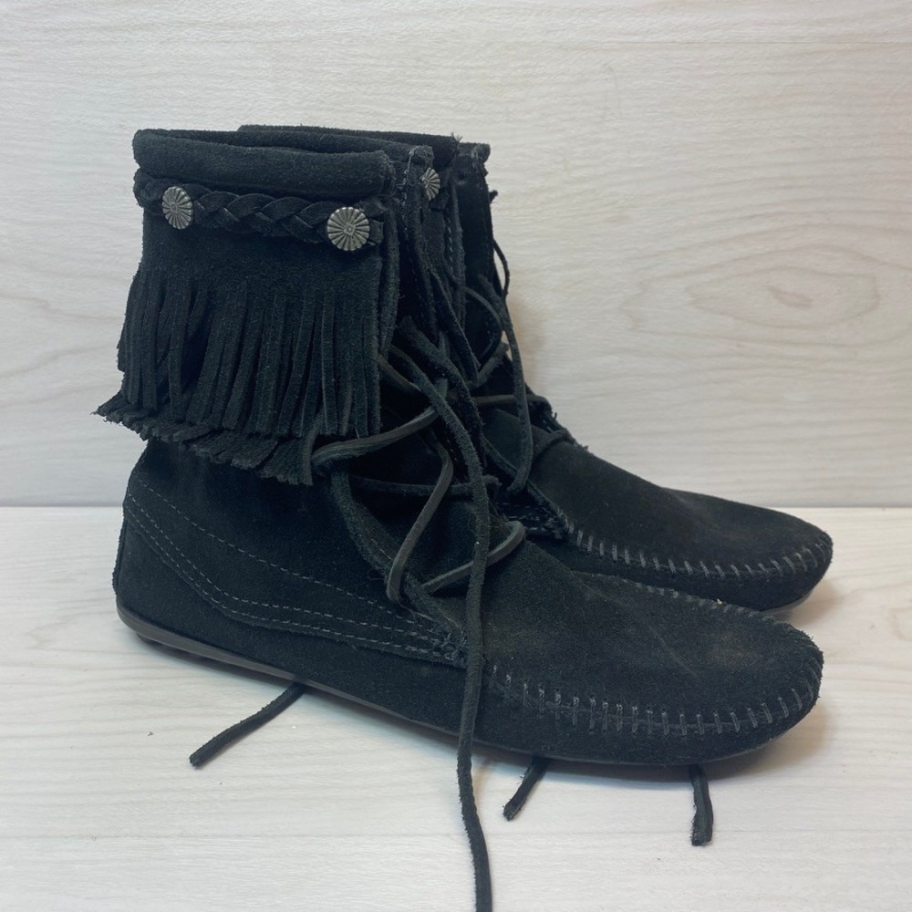 Minnetonka Womens 6 Moccasin Boot Fringe Black Suede Lace Up Concho Boho 629